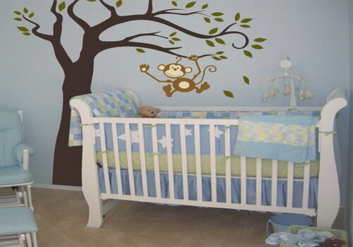 
Необходимой мебелью является детская кроватка, пеленальный столик, шкафчик и комод, остальную мебель нужно убрать. Кроватка должна стоять таким образом, чтобы солнечный или искусственный свет не «бил» малышу в глаза и, чтобы подход к кроватке был с двух сторон.