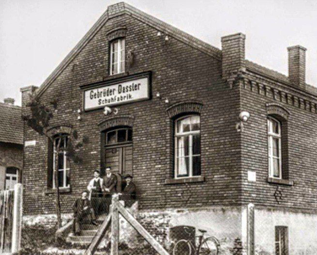 Цех обувной фирмы братьев Дасслер - GeDa, 1926