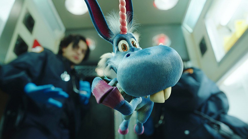 По сюжету в канун рождества некто похищает детей. Очередной жертвой стала девочка Хэйли, гуляющая со своей мамой и воображаемым другом Хэппи. После происшествия Хэппи отправляется на поиски человека, способного спасти девочку. Им оказывается пребывающий на социальном дне, бывший полицейский Ник Сакс, исполняющий заказные убийства для мафии. Радужный, исполненный надеждами Хэппи должен подружиться с грубым, вечно пьющим и брутальным Ником и убедить его помочь в спасении детей.  