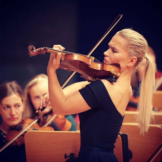 Турсынбаева похвасталась игрой на скрипке (видео)
