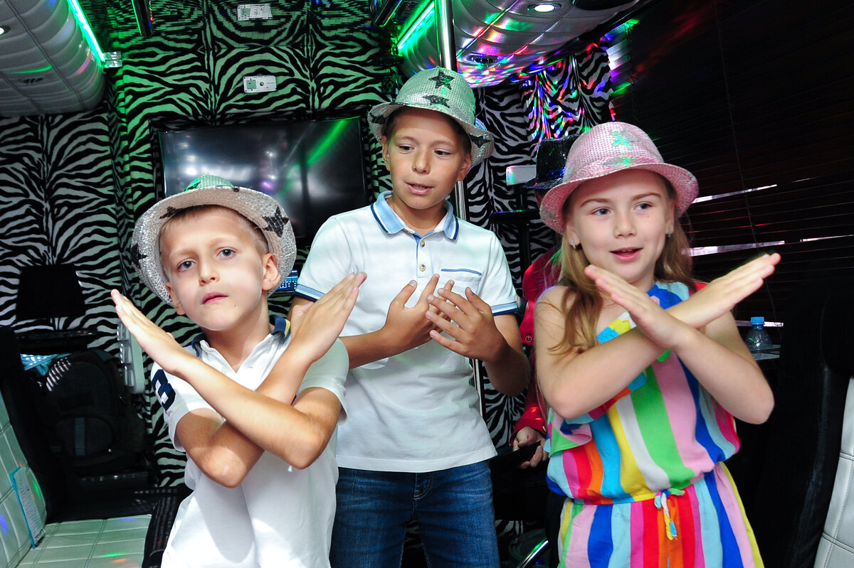 На фото: Диско-вечеринка в автобусе-лимузине