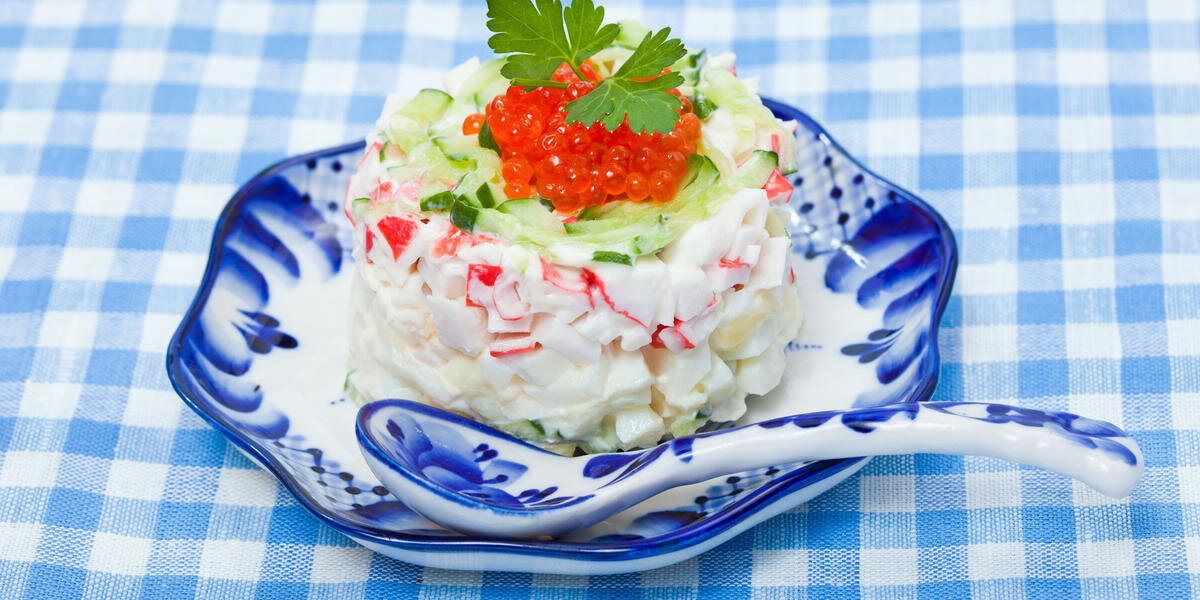 В этом году производители красной икры сообщают об увеличении производства недешевого деликатеса. Реклама икры усилила свое наступление на потребителя, она обещает доступные цены в преддверии Новогодних праздников. У нас появляется шанс поставить на стол салат, который еще вчера считался достоянием высокой кухни. Давайте не упустим момент!