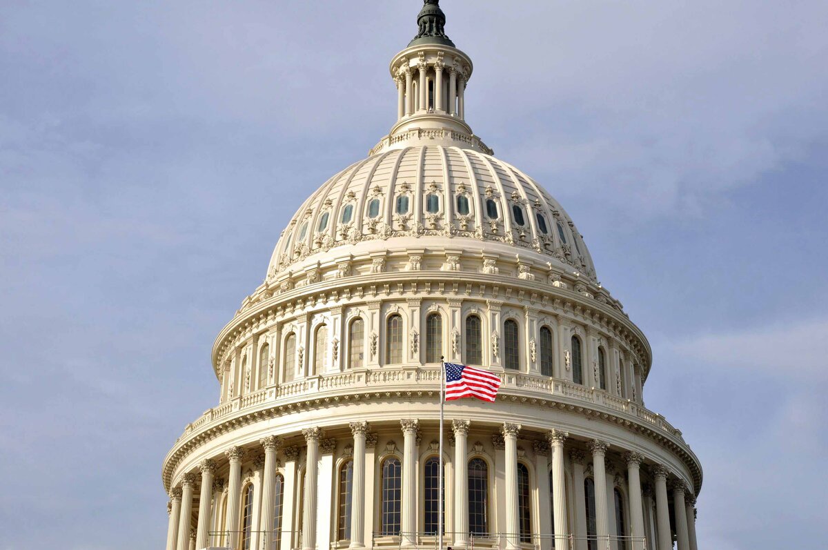 Даже, если вы никогда не были в Вашингтоне, наверняка, видели американский доллар. А на нем здание – Капитолий – здание, в котором располагается Конгресс США. Ничего не напоминает.