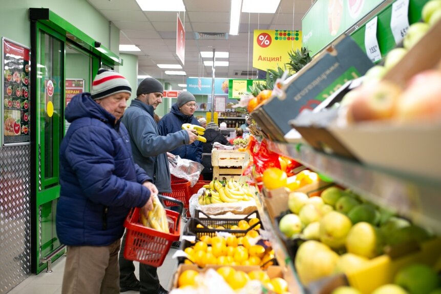 Пятерочка выдают. Покупатель в Пятерочке. Покупательница в Пятерочке. Счастливые покупатели Пятерочки. Пятерочка радостные покупатели.