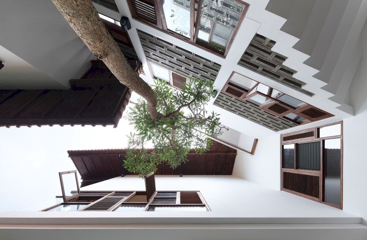 Поскольку открытое переднее пространство обогащено, мы можем разместить частную зону на верхнем уровне, чтобы она имела бесконечный вид на листья деревьев и бесконечное ощущение свежего воздуха. В то время как на местах это максимизировано для пространств, которые имеют больше публичных и полуобщественных функций.