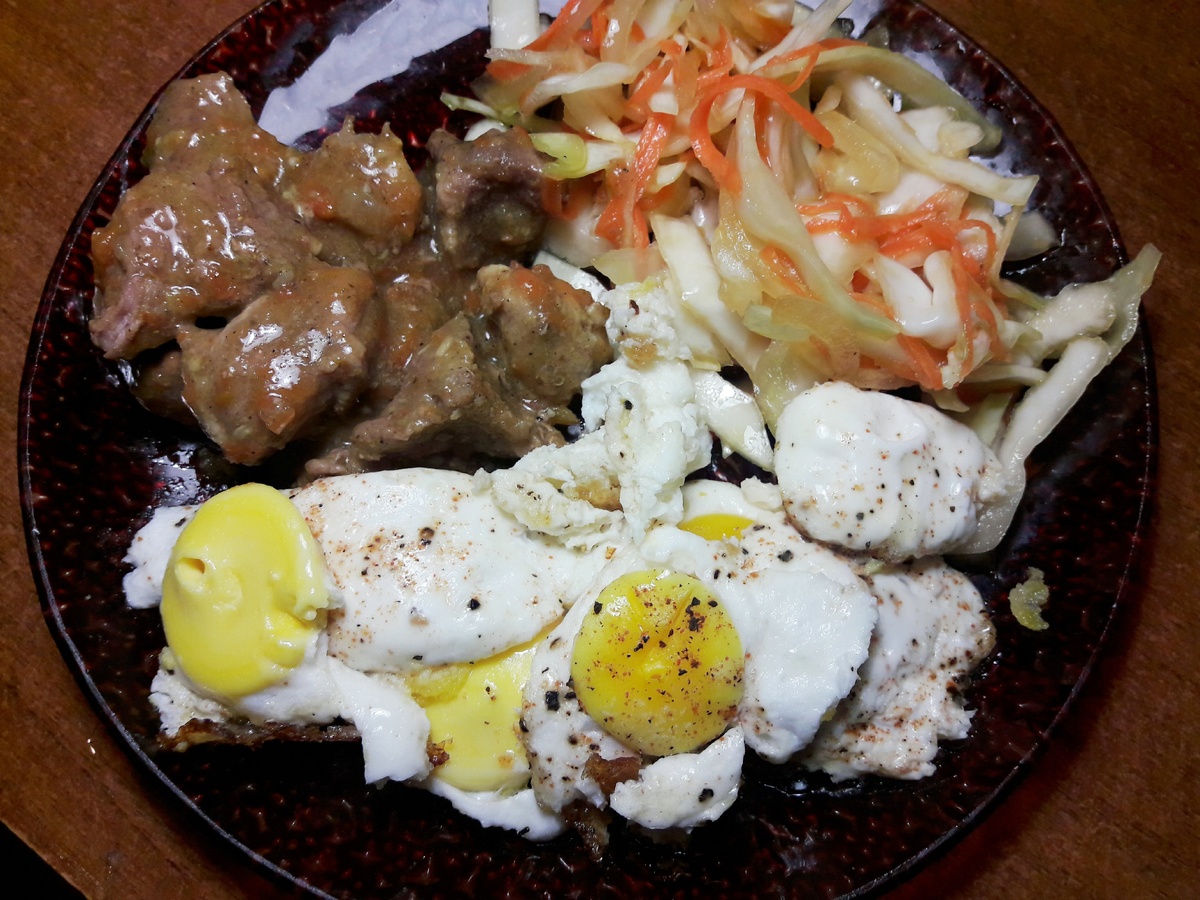 Свинина с капустным салатом и не получившимися яйцами