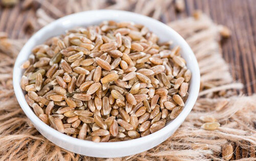 1. Полба. Эта крупа вобрала в себя неимоверное количество витаминов (Е, РР, В1, В2, В6, В9) и минералов (калий, кальций, магний,  цинк, селен, медь, марганец, железо, фосфор и натрий) плюс 18  незаменимых ценных аминокислот. Если регулярно употреблять полбу, можно  улучшить работу сердечно-сосудистой, пищеварительной, эндокринной и  нервной систем, наладить работу ЖКТ, нормализовать уровень сахара в  крови, укрепить иммунитет, а также снизить риск возникновения  онкологических заболеваний. Полба содержит в себе много белка (27-37%) и  клетчатки, поэтому она полезна людям, желающим сбросить лишний вес и нарастить мышечную массу.