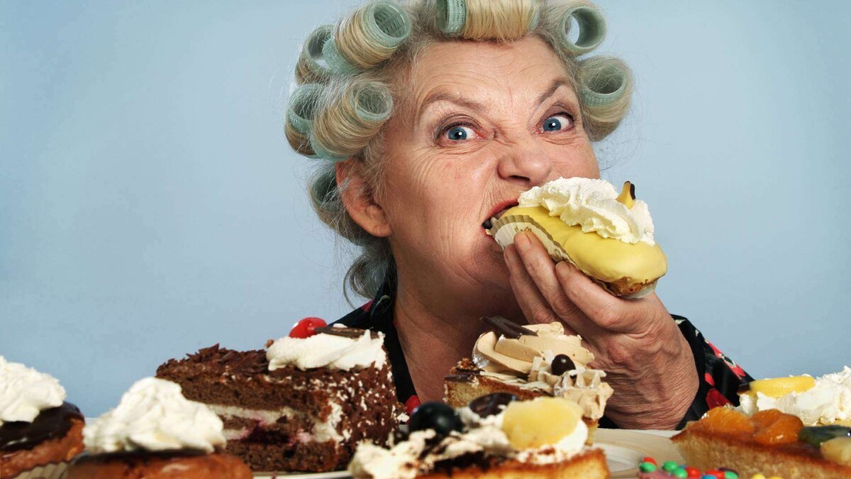 девушка и пирожное. сладости. Eat too many sweets. девушка ест пирожное. человек ест сладкое.