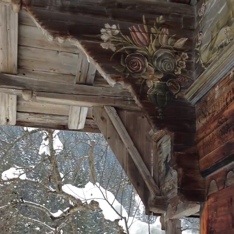 Фрагмент кровли аутентичного шале в Альпах