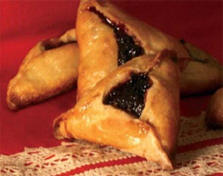    В праздник Пурим  на стол подаются сладкие пирожки с названием "уши Амана".