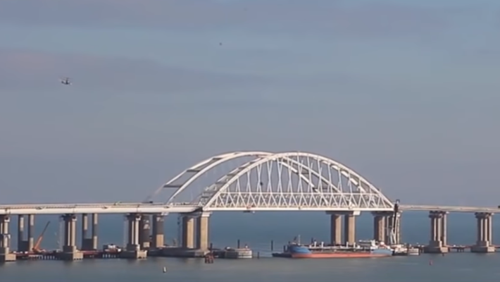 Керчь-Еникальский  канал, перекрытый баржей.