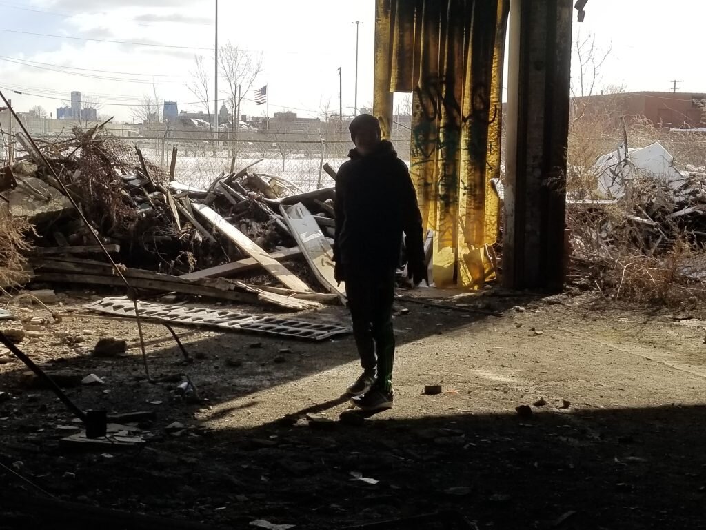  Одна из стен завода Фишера почти полностью разрушилась и с этого места открывается вид на город
