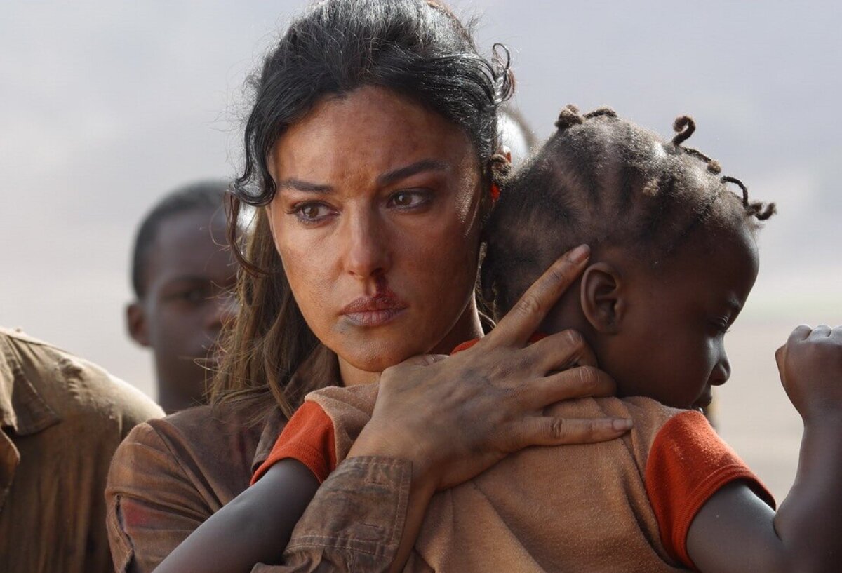 Кадр из фильма "Слезы солнца" 2003 г.