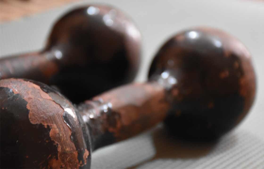 Гантели, потрепанные временем, на 6 кг