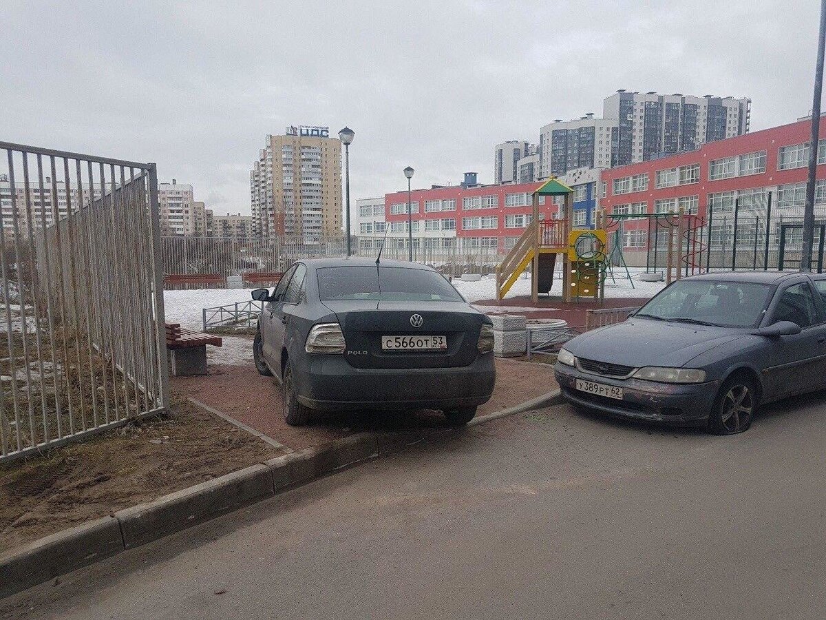 В Питере жильцы дома наказали автохама за парковку на детской площадке |  Автокультура CARAKOOM | Дзен