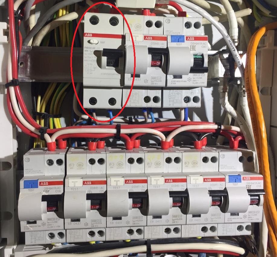 УЗО среди ДИФов. Никакой иной защиты не наблюдается. Почему тут оказалось? ДИФы кончились?  С головой плохо стало? Впрочем, это не единственный серьезный "косяк" в этом щитке, говорящий о полном сулжебном несоответствии того, кто проектировал и собирал. Жаль заказчика...