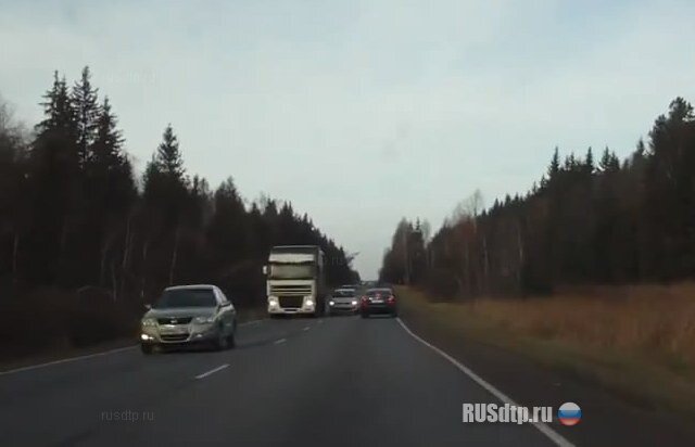 Водитель обгоняющего белого автомобиля не успевает выполнить обгон, выполняет маневр вправо ( прижимается  к фуре, или пытается вернуться на свою полосу) но никак о своих намерениях не предупреждает (не горит указатель поворота) . Водителю встречного черного автомобиля остается не что иное как сильно тормозить и прижиматься вправо к своей обочине, А ведь он (водитель белого легкового авто) в панике, может кинуться через встречную полосу на его противоположную полосу, пересекая путь черному автомобилю, и такое часто бывает, как на снимке ниже.