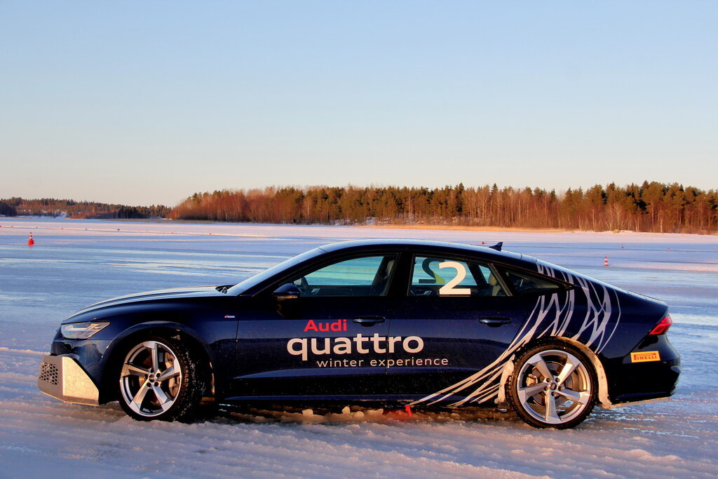 Новичок получил подчеркнутые колесные арки спереди и сзади, полностью заполненные огромными колесами (21″ но допускаются и высокопрофильные R17). Оконные проемы практически никак не изменились.