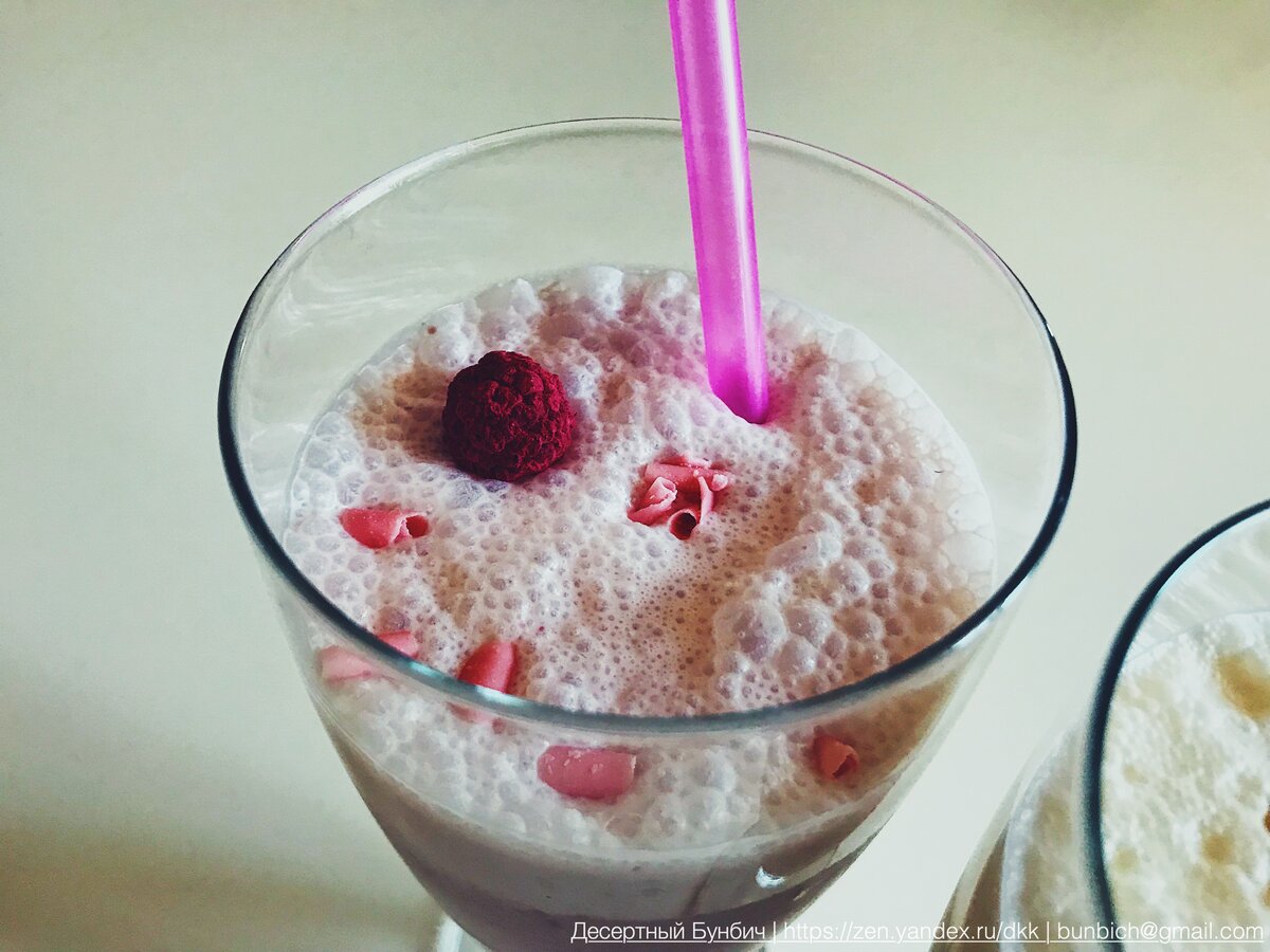 Масса коктейля плотная и ягода спокойно держится на поверхности, а не идет ко дну.