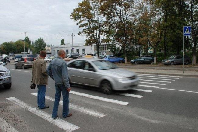 Вот здесь уступить водитель обязан. 