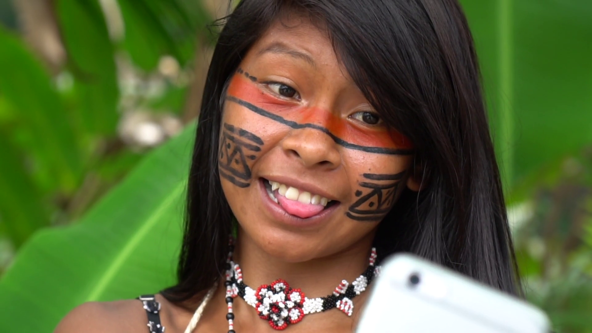 Негритянка в джунглях. Племя Дессана Амазония. Племя Гуарани. Племена амазонки девушки. Гуарани девушки.