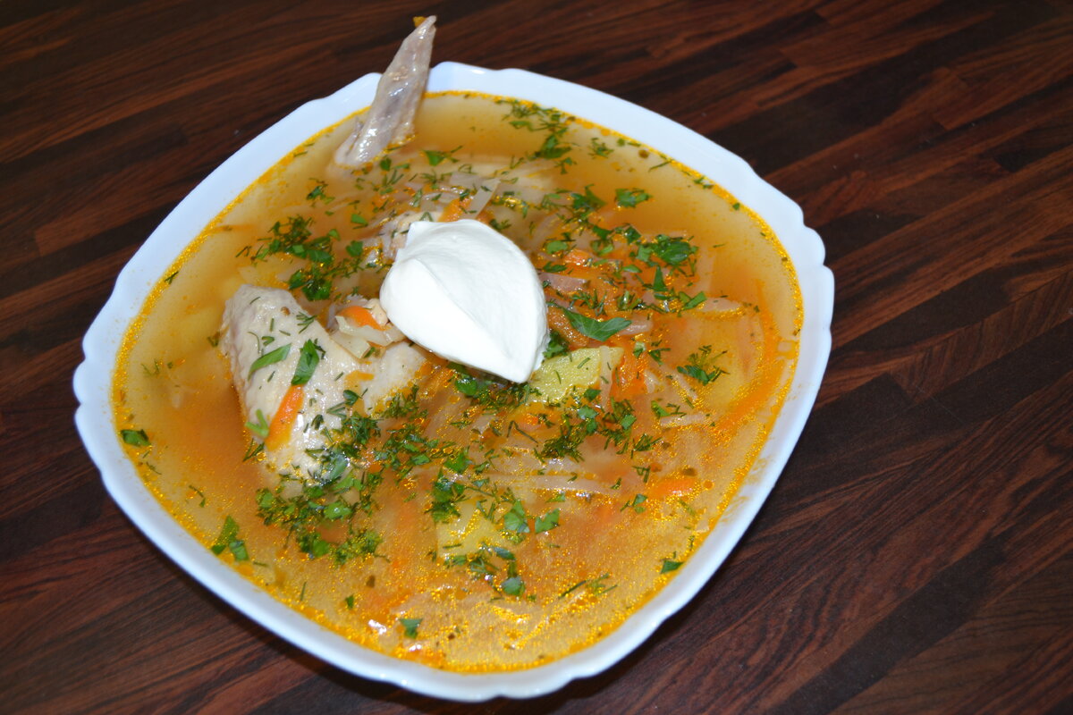 Ингридиенты:                                                                                                                                                                             •       Мясо на кости (свинина/говядина/курица – на Ваш выбор) -0,5-0,6 кг
•	Морковь – 1 шт
•	Лук репчатый – 1шт
•	Картофель – 3 шт
•	Капуста -0,4 кг
•	Томат/кетчуп – 3 ст. ложки
•	Соль, перец, лавровый лист – по вкусу
•	Уксус 9% - 1 ст. ложка
•	Зелень, сметана– при подаче
