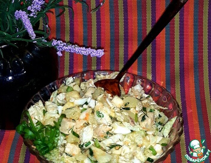 Простой, но очень сытный и вкусный салат с картофелем, курицей, овощами и яйцами. Салат я заправила подсолнечным маслом и оливковым холодного отжима. Так же вкусно будет, если заправить его майонезом или сметаной.