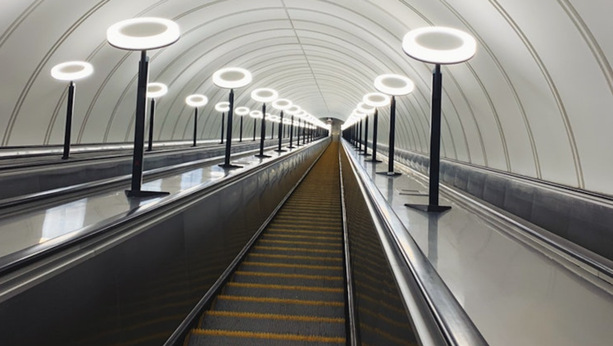 Путь к работе обычно пролегает через бесконечное метро... Фото: Aleksandr Mansurov / unsplash.com