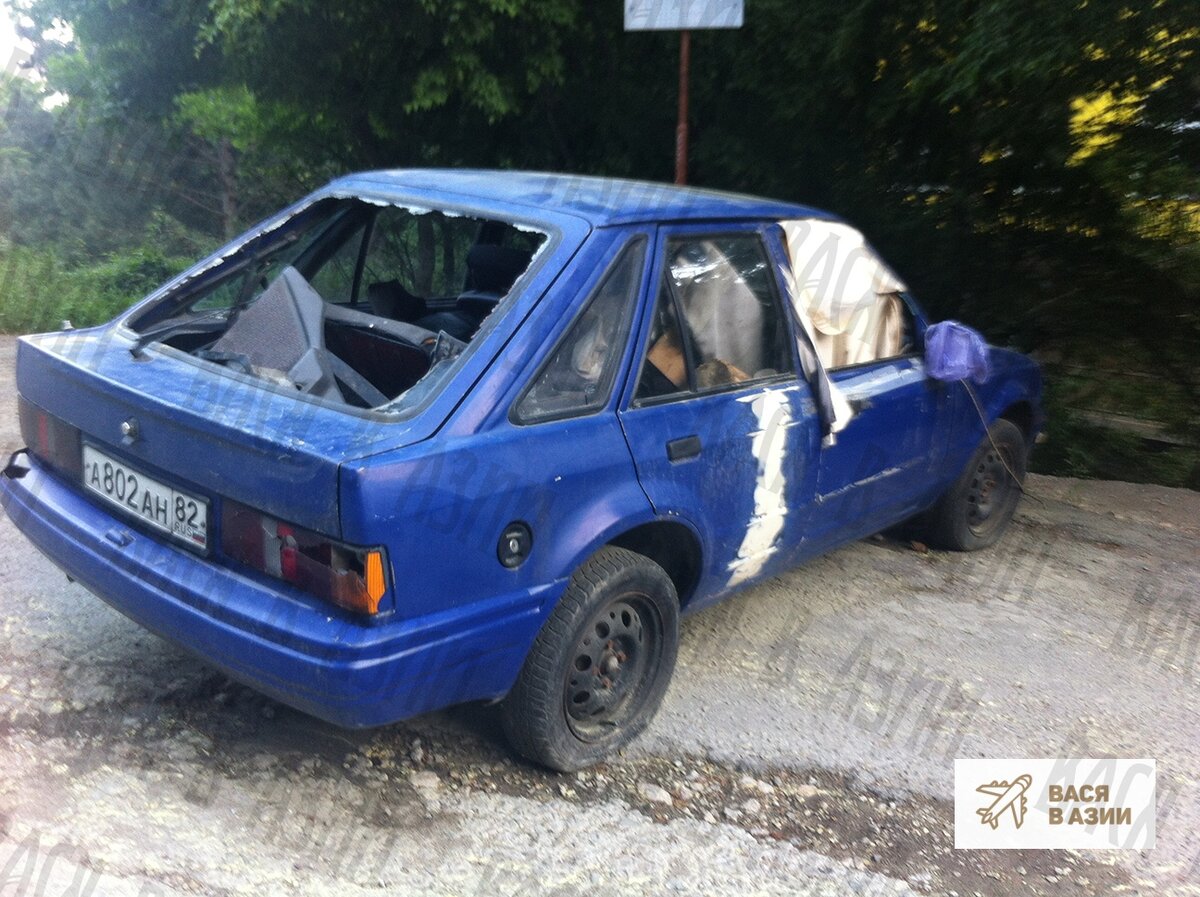 Тот самый автомобиль, который стоит рядом с ялтинским зоопарком