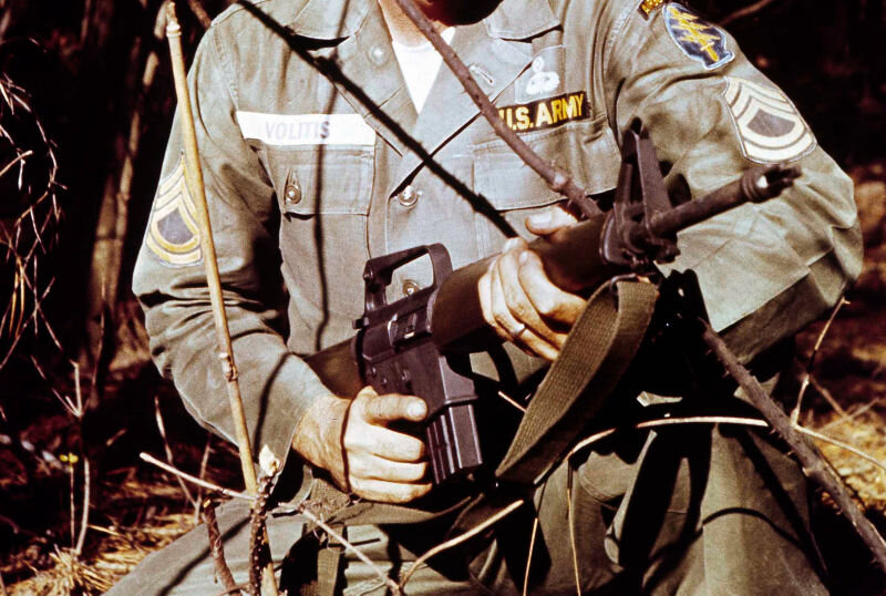 Символом воны во Вьетнаме стала винтовка M-16, которая дебютировала в этом конфликте. Но дебют оказался неудачным - оружие было неприспособленным к влажности, в нем отсутствовал запас прочности. Это толкало бойцов к попыткам завладеть трофейным АК