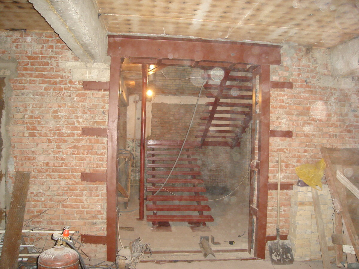 Под устройство магазина выкупили квартиры друг над другом. Пробитые плиты мы обрамили металлокаркасом и оперли на мощное основание.