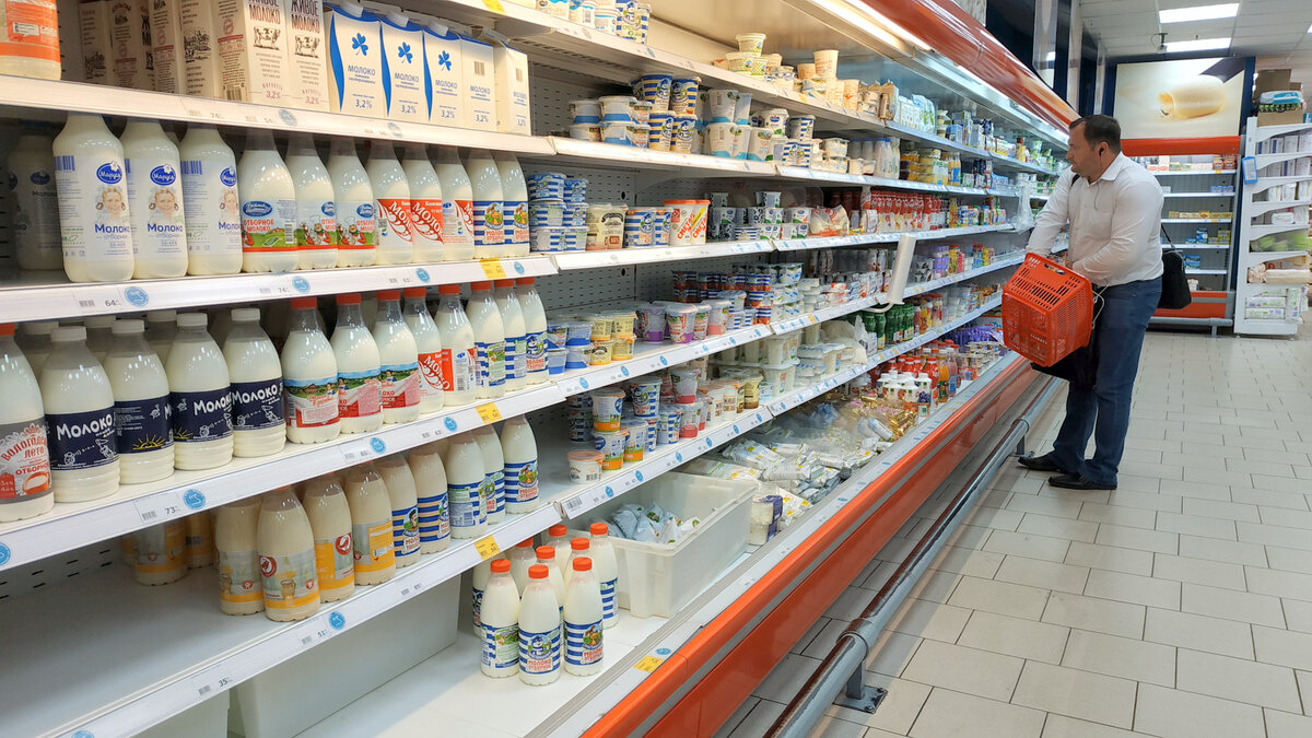 Полка с молочной продукцией