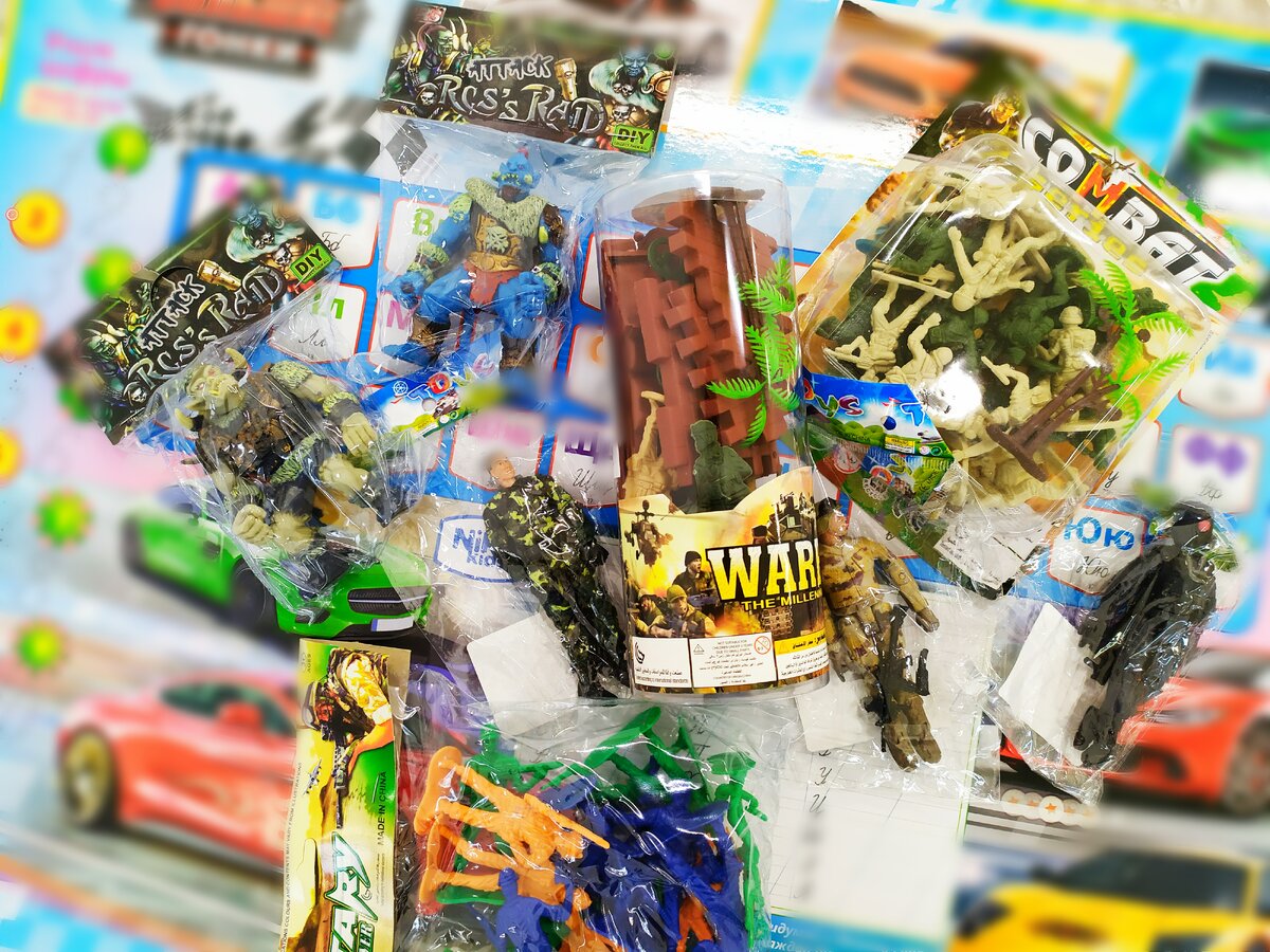 Солдатики и фигурки монстров.