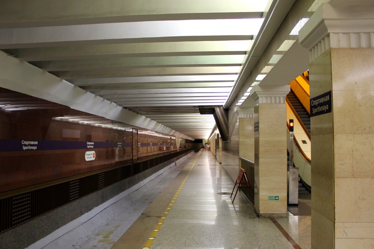 Нижняя платформа. Вдали виднеется щит, закрывающий въезд в тоннель