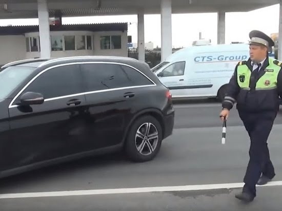 В частности, парламентарии призывают признать утратившей силу ч. 3.1 ст. 12.5 КоАП РФ, эта норма устанавливает штраф в размере 500 рублей для водителей, на машинах которых установлены стекла (в том числе покрытые прозрачными цветными пленками), светопропускание которых не соответствует требованиям технического регламента. 
По мнению авторов законопроекта, такая тонировка — это международная практика, позволяющая сделать транспортное средство не только комфортным, но и безопасным. К примеру, тонирование стекол позволяет экономить немалые средства, уменьшая нагрузку на кондиционер в летний период, а также защититься от света ослепляющих фар встречного автомобиля и солнечных лучей.