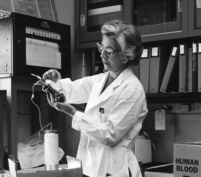 Сара Стюарт примерно 1950 год. (G.V. Hecht / NIH History Office)