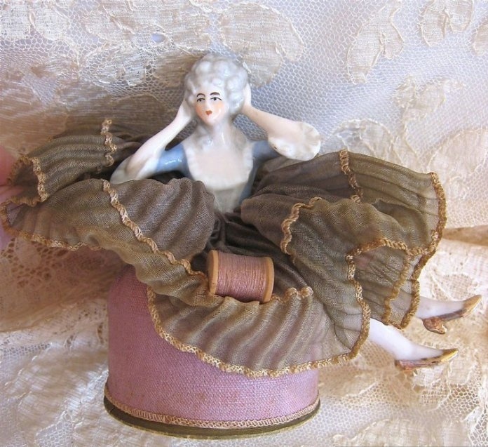 Шкатулка,украшенная half doll