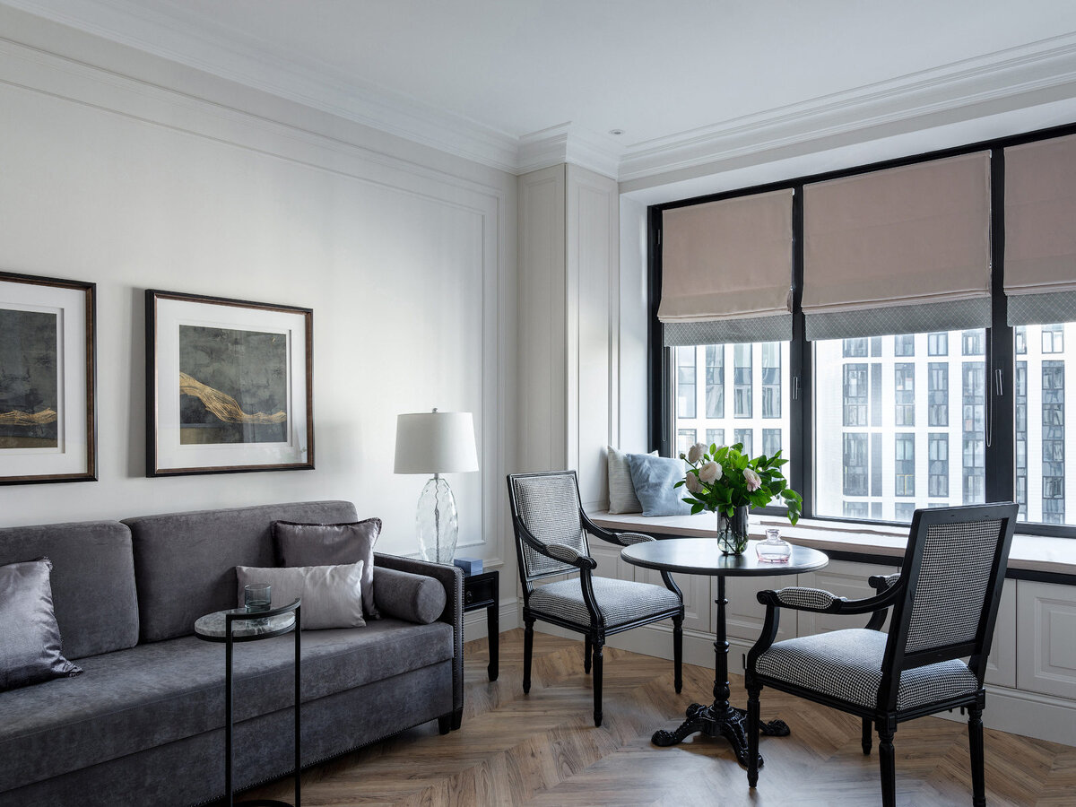 Фрагмент общей зоны. Диван, Trendy Mebel; столик рядом с диваном, Eichholtz; настольная лампа и столик для завтраков, все Danton Home.