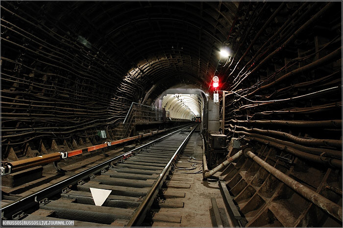 Входной светофор. Снималось еще в те времена, когда на АПЛ работала сигнализация.

