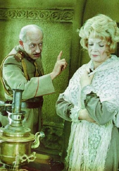 Полковник Пирамидов (Е. Евстигнеев) и Анна Касьянова (Т. Доронина).