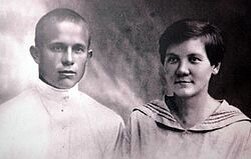 Нина Кухарчук с Никитой Хрущёвым, 1924 год. Источник изображения: сайт ru.wikipedia.org