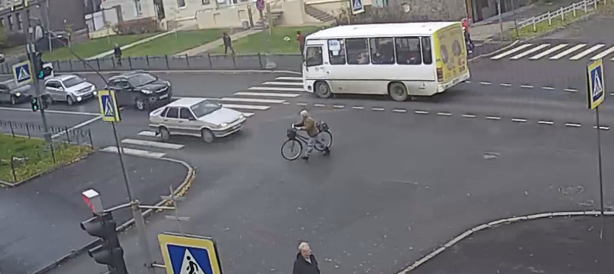 Фото взял отсюда:  https://stolicaonego.ru/news/peshehod-narushitel-v-petrozavodske-vyzhil-blagodarja-ostorozhnomu-voditelju-video/