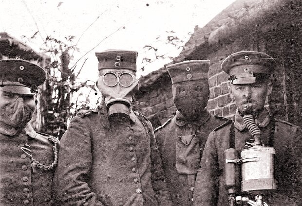 Четыре разных типа противогазов, которые использовались немецкими солдатами во время Первой мировой войны, 1916 год.