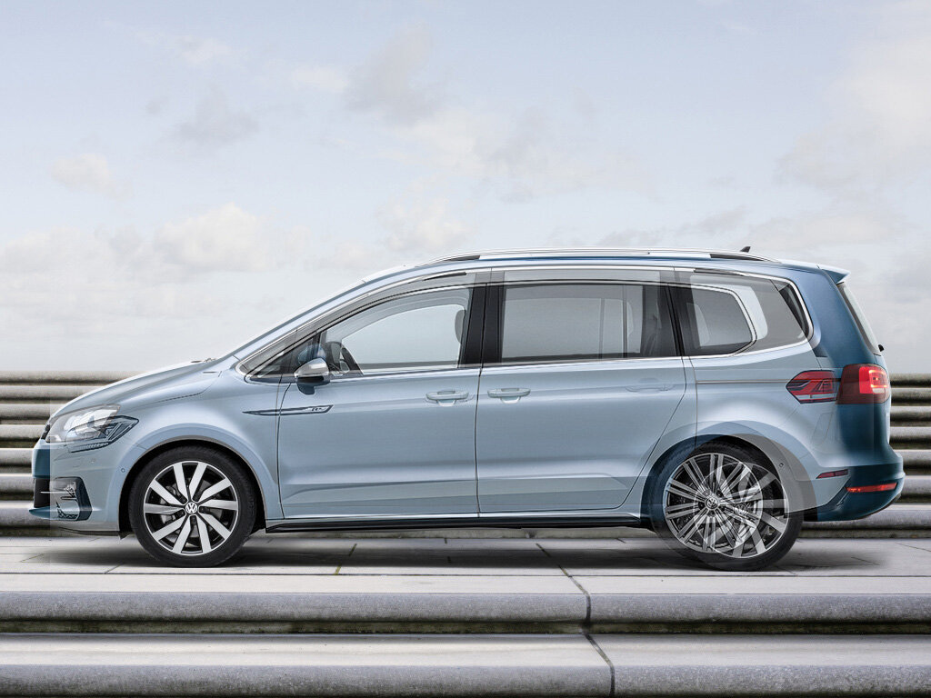 Данная фотография показывает размеры Touran и  покрупнее Sharan