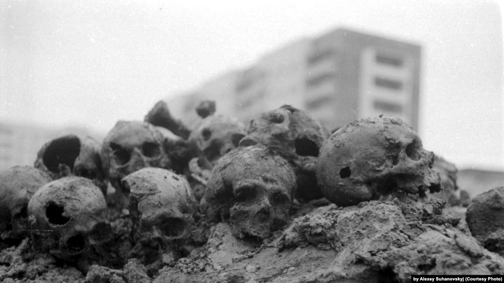 Жертвы советской власти на фоне многоэтажек.