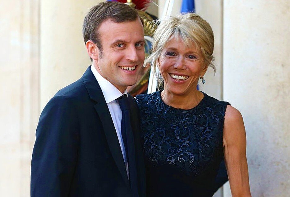 Жена макрона сколько лет разница. Макрон Эммануэль с женой. Фото жены Макрона президента Франции.
