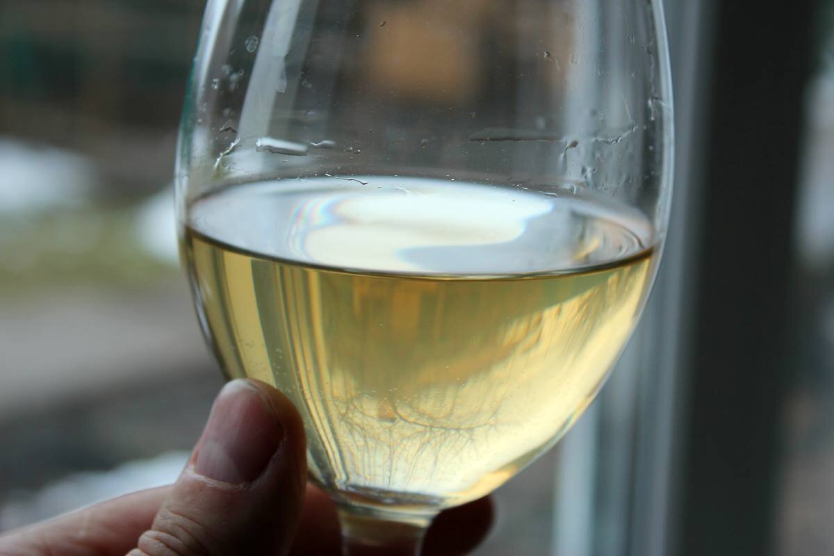 Белое вино яйца. Бокалы для белого вина. Белое вино. Осадок в вине. Белые вина.