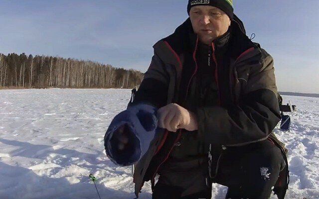 Хитрый способ дяди Паши, как рыбачить зимой голыми руками, как спасти руку от замерзания