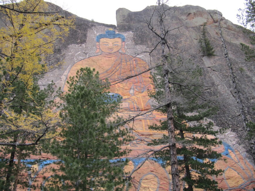 Изображение Будды на 30-ти метровой скале, 140 км. от У-У