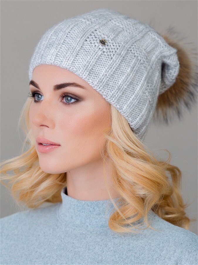 Модель шапки, которая кажется сложной, но на самом деле вяжется только изнаночными и лицевыми петлями